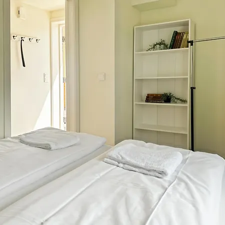With 2 Bedrooms Ap 12 *